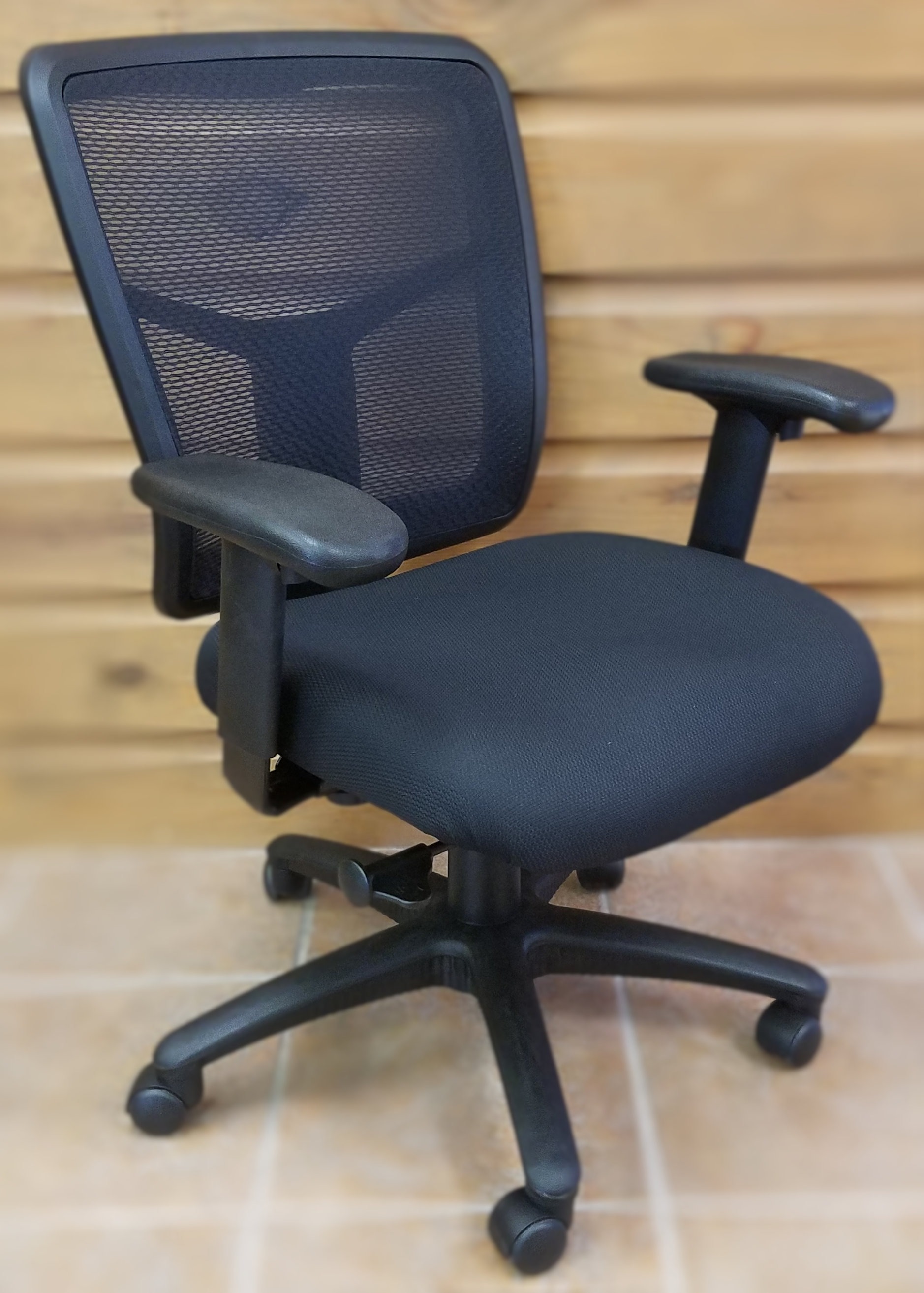 https://smartbuydesk.com/wp-content/uploads/2019/06/ergonomic-mesh-back-office-chair-angle.jpg
