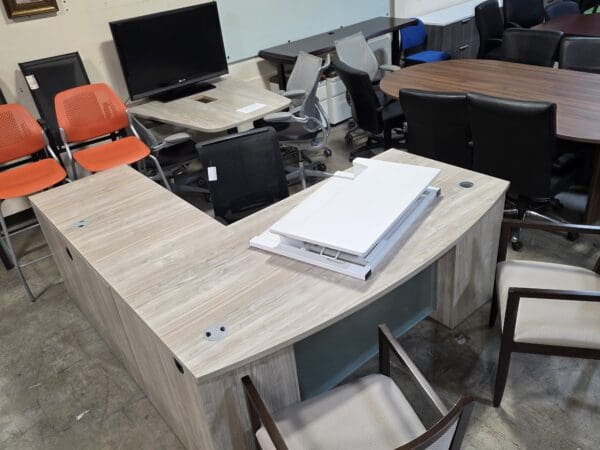 Used HON Bowfront 'L' Desk - Light Wood Finish - Image 4