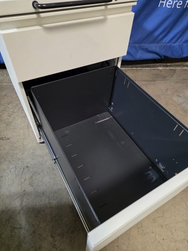 Used Smartfile Herman Miller 2-Drawer Mobile Pedestal with Optional Cushion Top – Used, High-Quality, with Lock (Check description about KEYS) - Image 5
